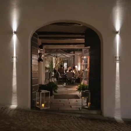 Uve Rooms & Wine Bar