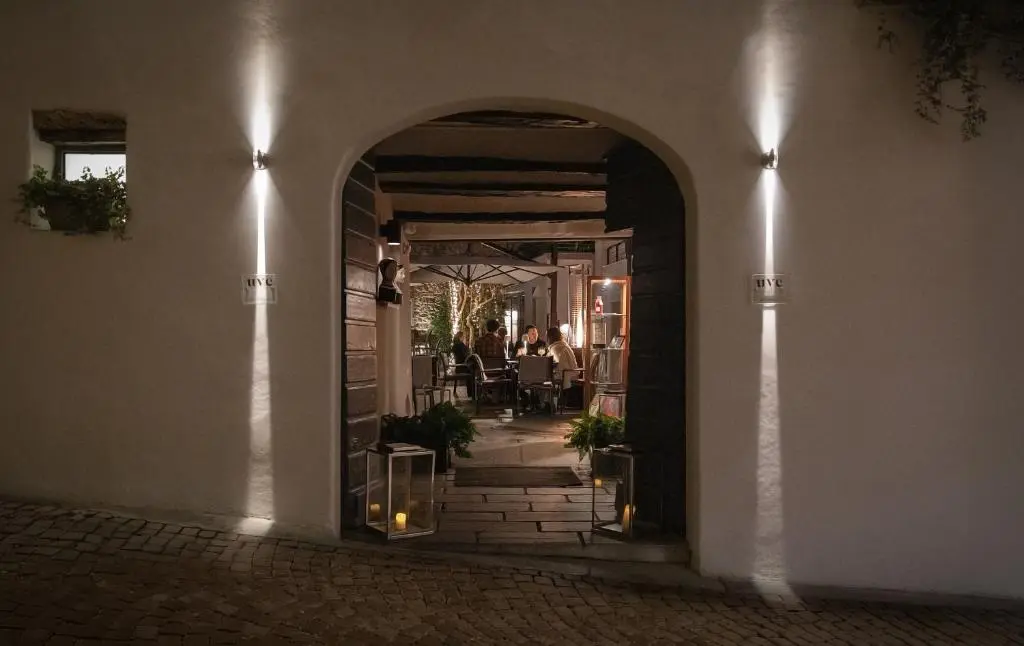 Uve Rooms & Wine Bar
