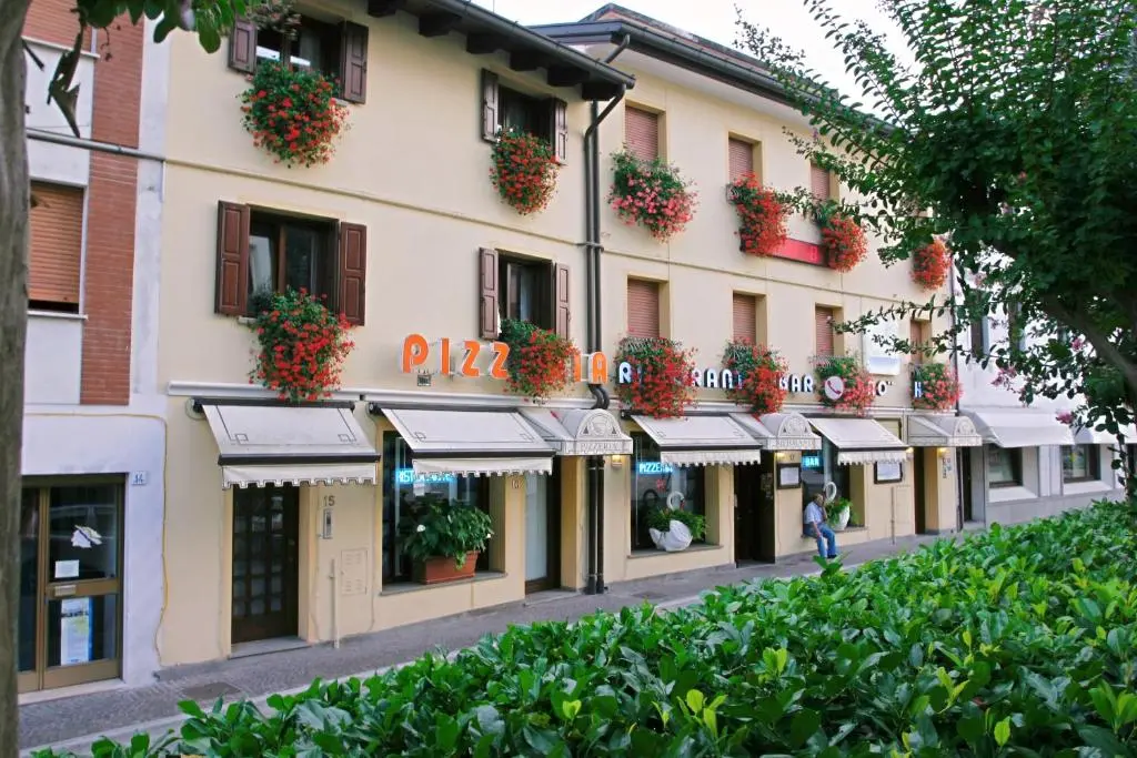 Hotel Ristorante Cigno – Camere and Aparthotel