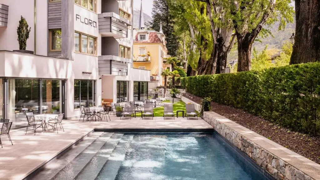 Flora Hotel & Suites