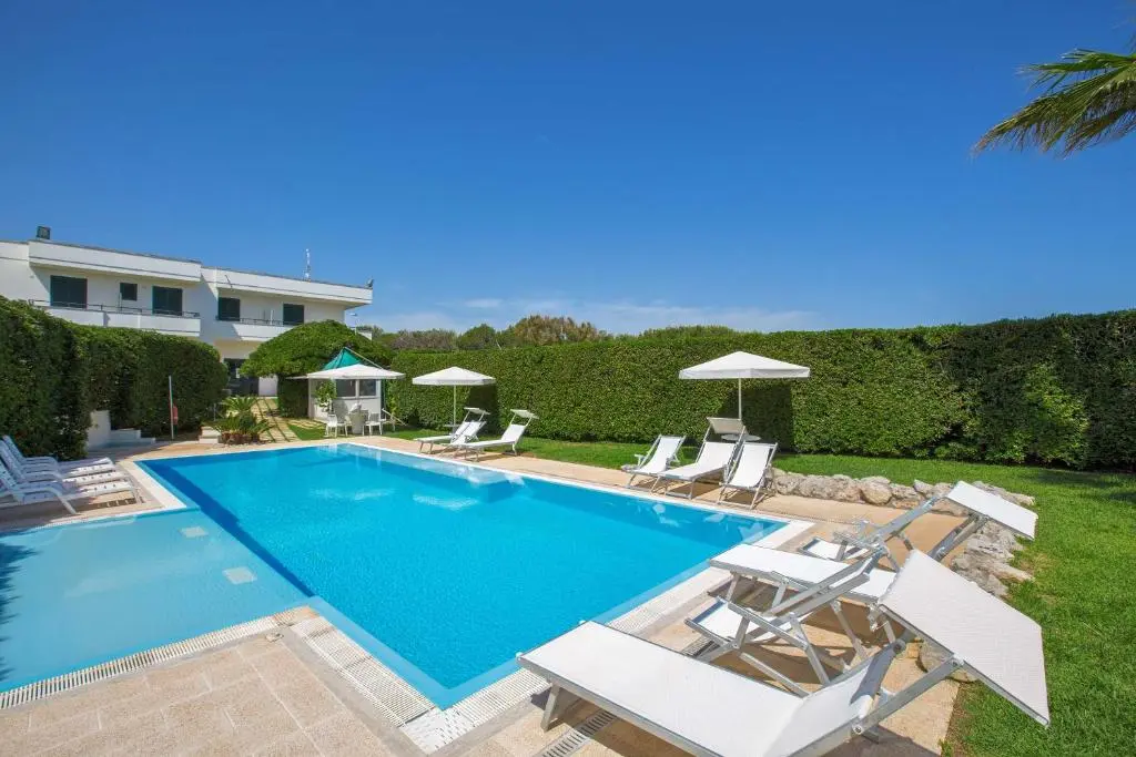 Residence Punta Cassano – In piscina sulla spiaggia di sabbia