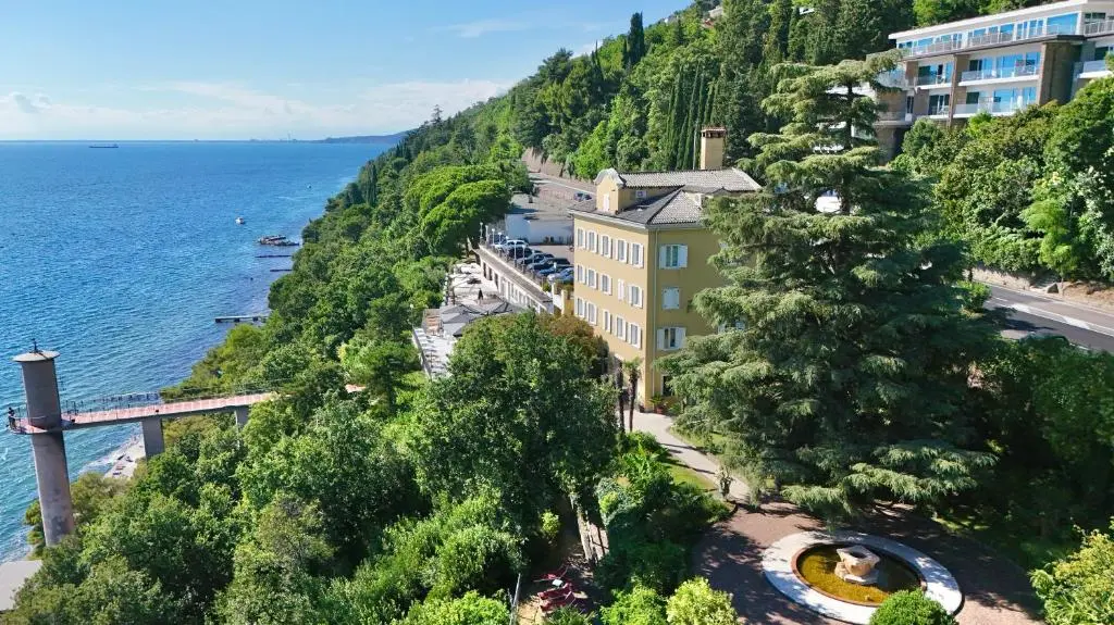 Hotel Riviera & Maximilian’s